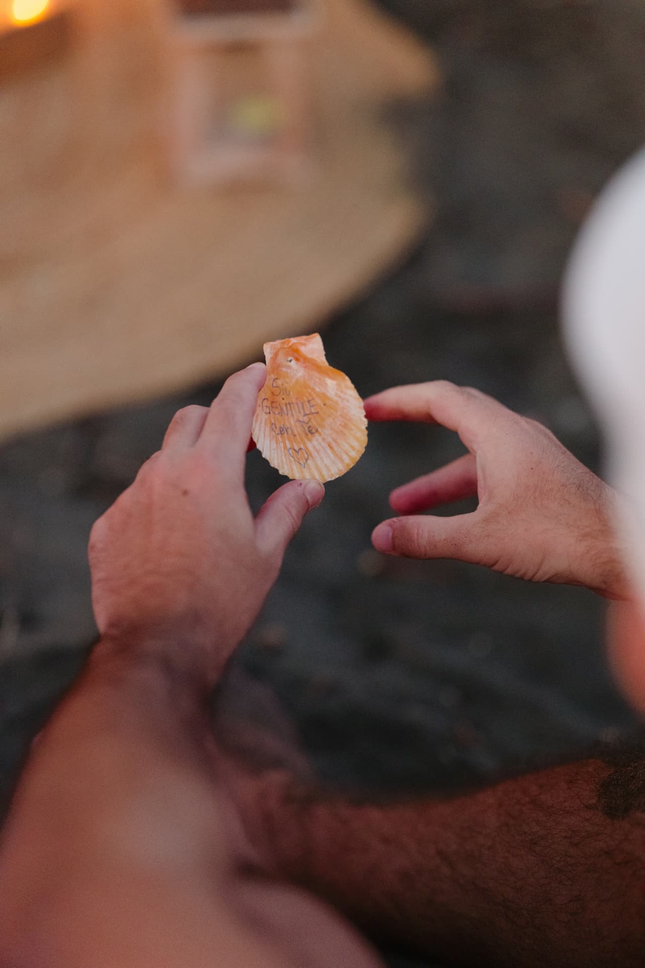 Una conchiglia con una dedica scritta a mano