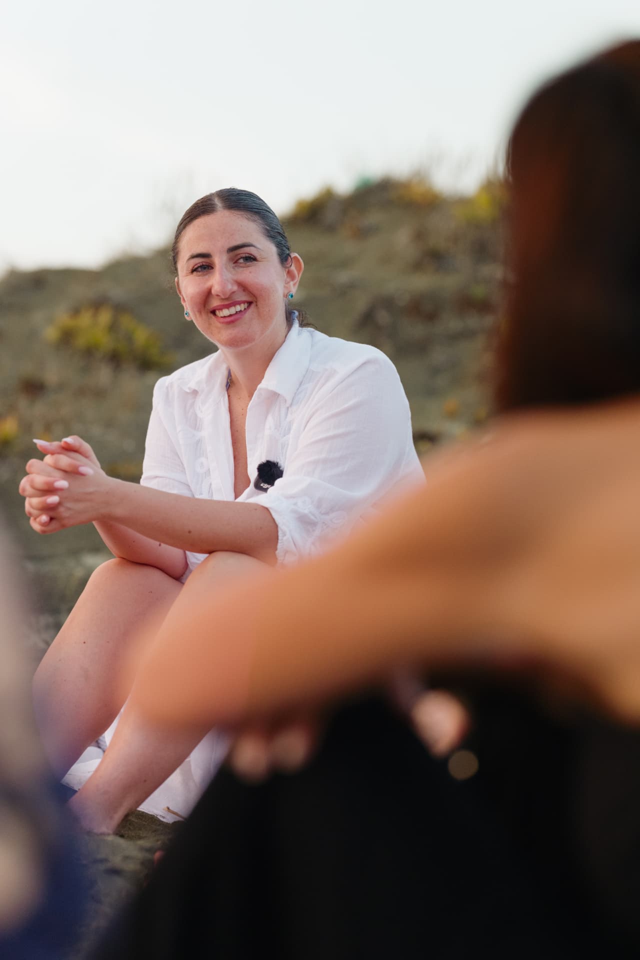 Daniela Rosati sorride durante un incontro di Spazio Gentile sulla spiaggia